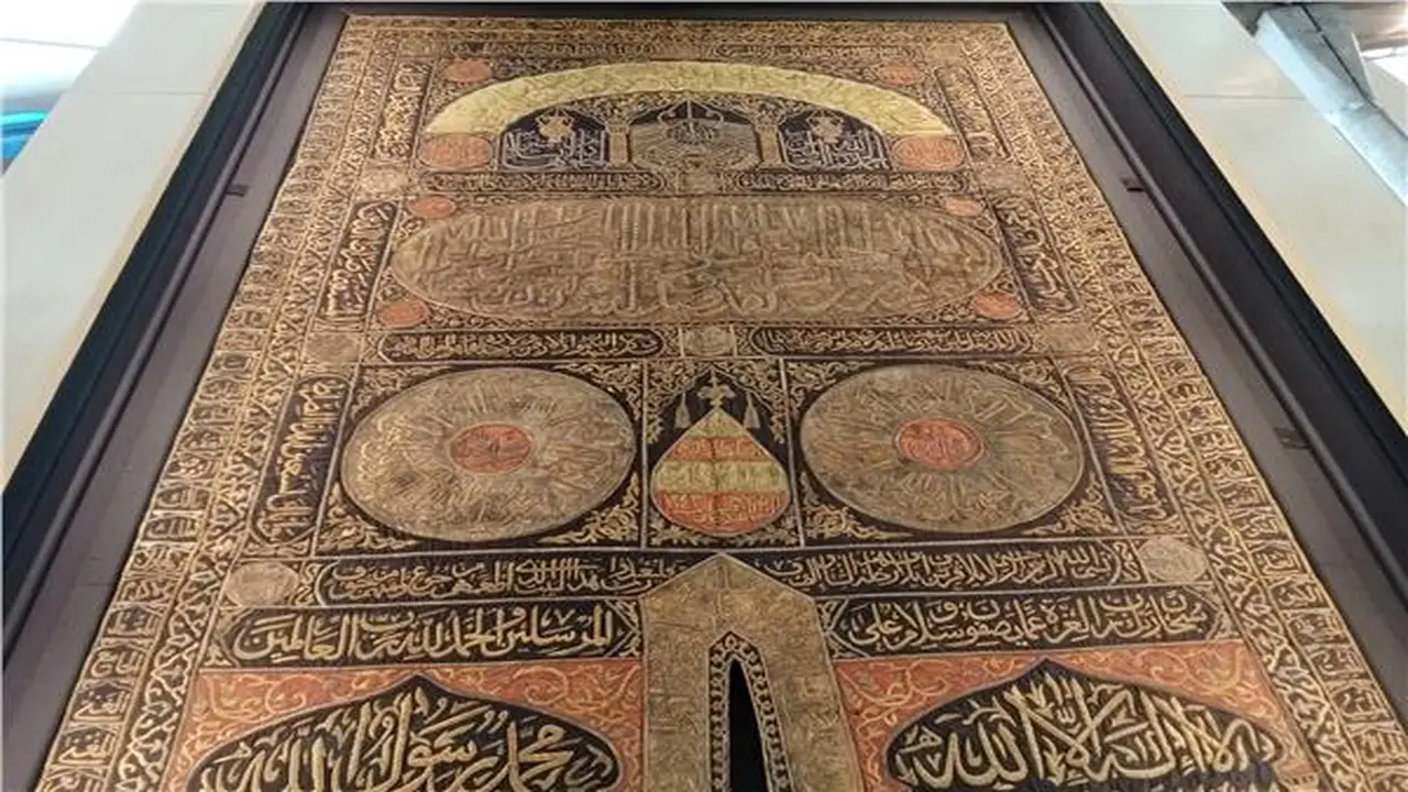 كيف تحوّلت مصر إلى قلب صناعة كسوة الكعبة عبر القرون؟
